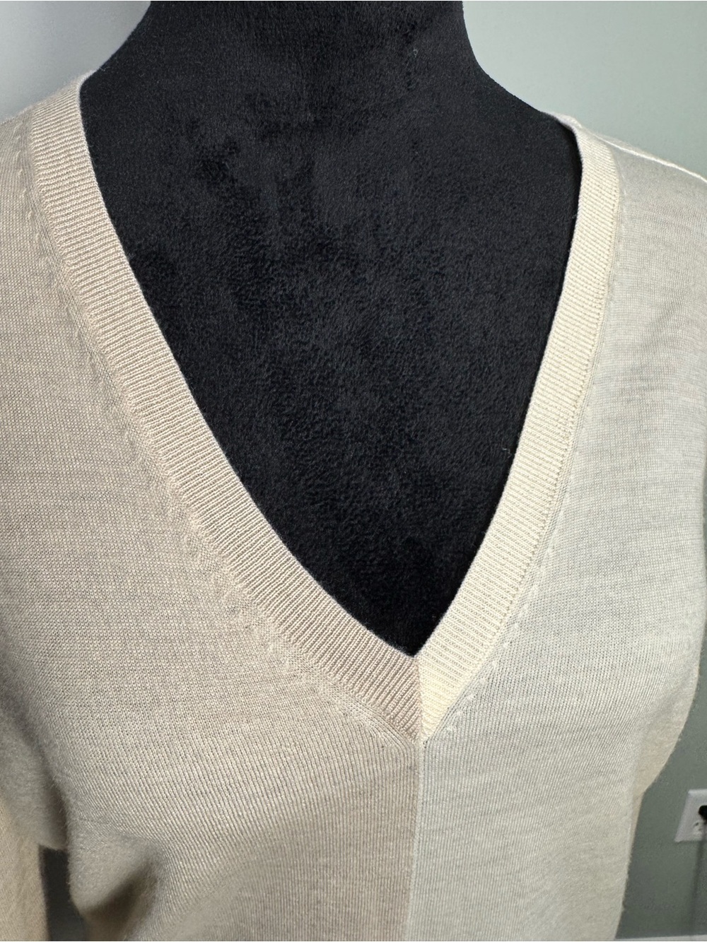 THEORY ivory Beige Long Sleeve V-Neck lightweight Sweater soft wool - Picture 2 of 9